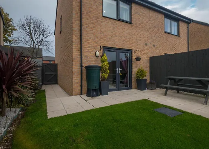 Modern 2 Bed House With Parking And Garden