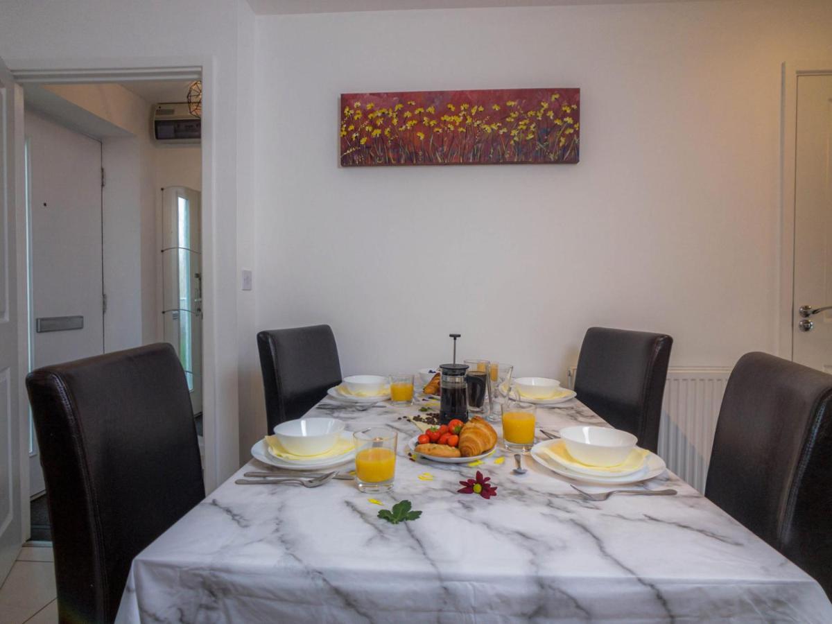 Сasa de vacaciones Modern 2 Bed House With Parking And Garden *