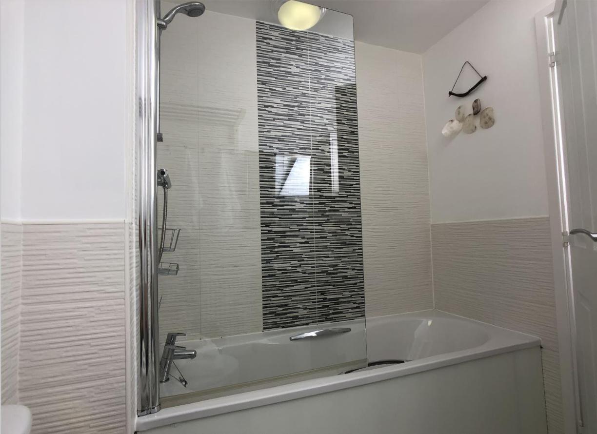 Modern 2 Bed House With Parking And Garden Сasa de vacaciones *